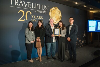 Simon Ward, fundador de TravelPlus, entregó personalmente los premios al vicepresidente de nuestro Departamento de Catering y Servicios a Bordo. ©EVA Air