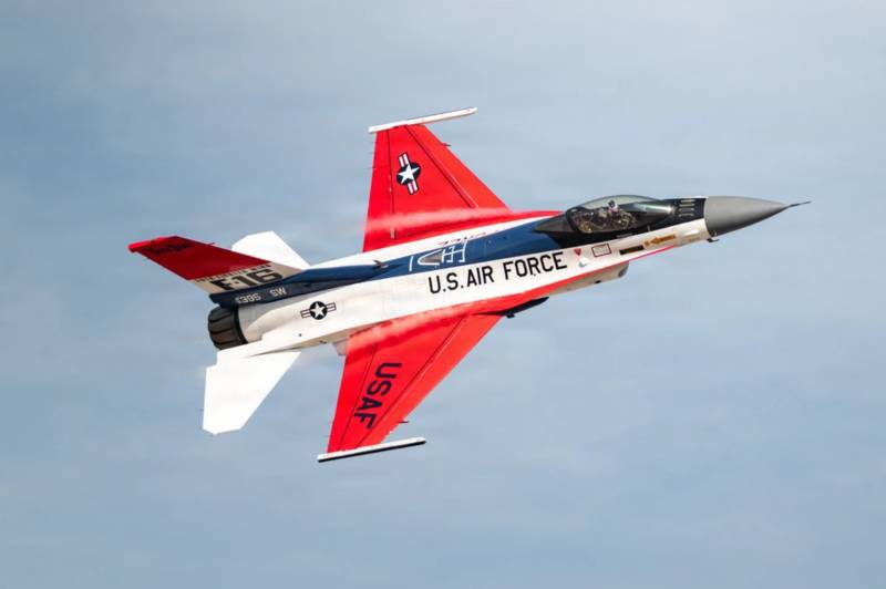 El mayor Taylor «FEMA» Hiester, de la Fuerza Aérea de los Estados Unidos, comandante y piloto del Equipo de Demostración del F-16 Viper, pilota un F-16C Fighting Falcon de la Fuerza Aérea de los Estados Unidos sobre la Base Aérea de Las Palmas, en Perú, el 22 de abril de 2026. El F-16 es un avión de combate polivalente capaz de realizar operaciones de combate aire-aire y aire-tierra. (Foto de la Fuerza Aérea de EE. UU. tomada por el sargento primero Steven Cardo)