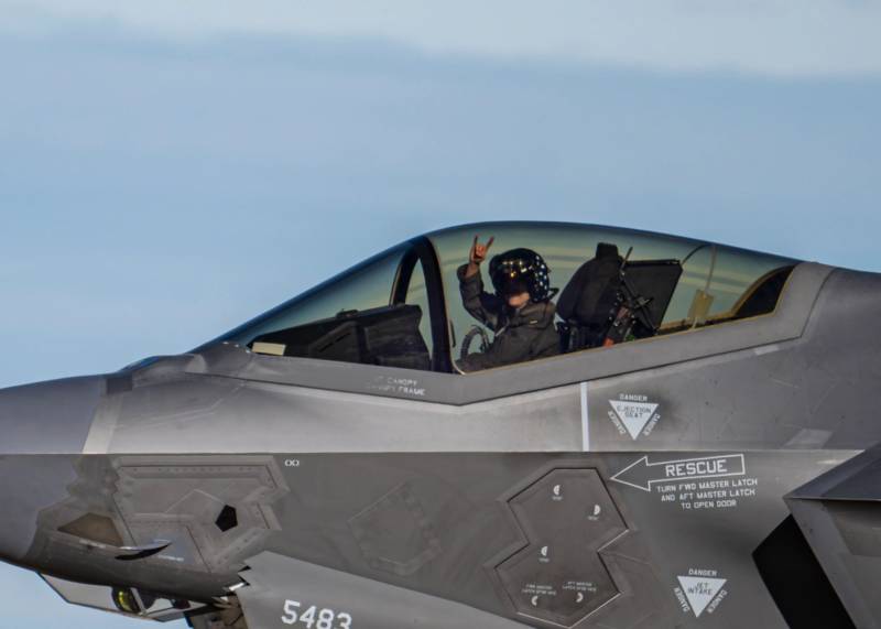 F-35C II Lightning Demonstration Team ©Fotografía de la Fuerza Aérea de los Estados Unidos tomada por el sargento primero Nicholas Rupiper