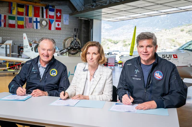 Fotografía (de izquierda a derecha): André Borschberg, presidente de H55; Agnès Pronost Gilles, vicepresidenta ejecutiva y directora general de la división Power de SAFRAN; y Rob Solomon, director general de H55 / ©H55