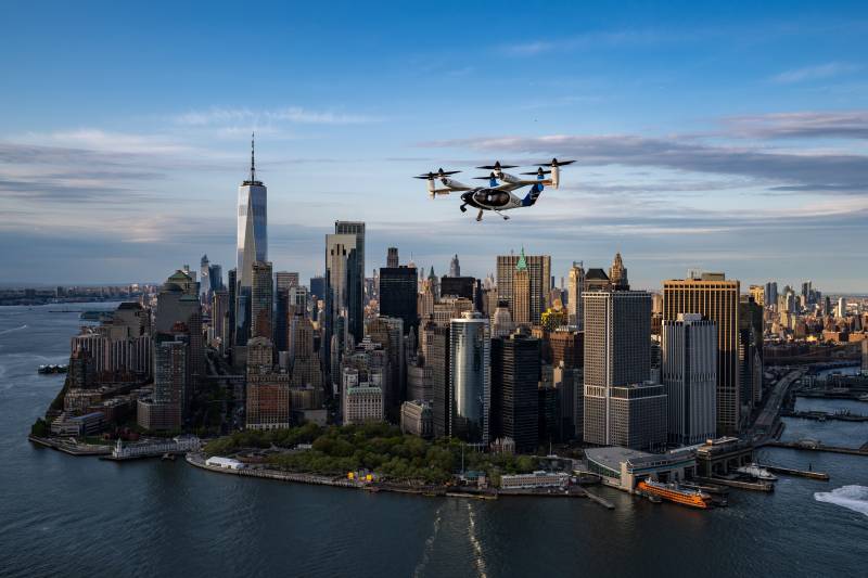 El taxi aéreo eléctrico de Joby sobrevuela la ciudad de Nueva York durante una campaña de vuelos de 10 días que celebra el Programa Piloto de Integración de eVTOL (eIPP) de la FAA, en la que se muestra un transporte aéreo silencioso y con cero emisiones operativas por toda la ciudad, incluyendo vuelos al aeropuerto JFK. (Foto: Joby Aviation)