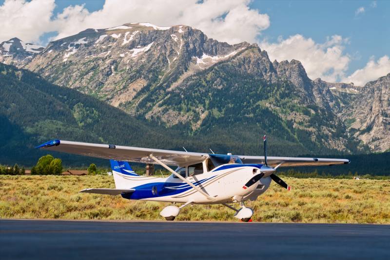 Un Cessna Skylane muestra las nuevas mejoras introducidas en toda la gama de aviones de pistón de Cessna, entre las que se incluyen la actualización de la aviónica con el sistema Garmin G1000 NXi Release 7 y el sistema de encendido electrónico doble (dual EIS) de Lycoming. ©Textron Inc.
