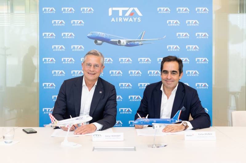 A la izquierda, J. Eberhart, Director Ejecutivo de ITA; a la derecha, C. Muñoz, Director Ejecutivo de Volotea © ITA Airways