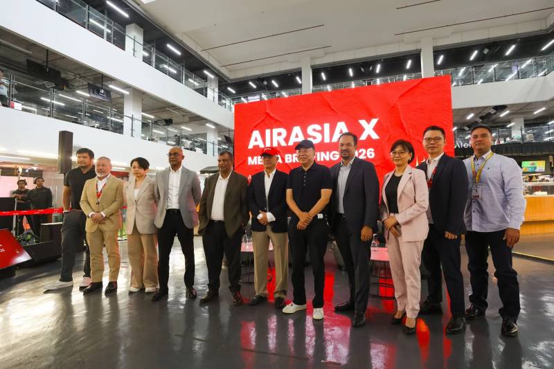 Pie de foto: (De izquierda a derecha) Benyamin Ismail, director general de AirAsia X; Dato' Capitán Fareh Mazputra, director general de AirAsia Malaysia; Amanda Woo, directora comercial de AirAsia X; Bo Lingam, director ejecutivo del grupo de AirAsia X; Tan Sri Tony Fernandes, cofundador y asesor de AirAsia X; Tan Sri Jamaludin Ibrahim, presidente no ejecutivo independiente de AirAsia X; Datuk Kamarudin Meranun, cofundador y director ejecutivo no independiente de AirAsia X; Farouk Kamal, subdirector ejecutivo del grupo de AirAsia X; la Sra. Chin Min Ming, directora no ejecutiva independiente de AirAsia X; Low Kar Chuan, director financiero de AirAsia X, y el capitán Suresh Bangah, director de operaciones del grupo de AirAsia X, en la rueda de prensa celebrada hoy. ©AirAsia X