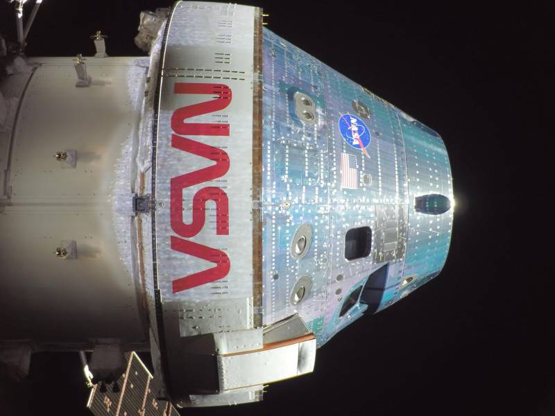 Orion se toma una selfie durante una inspección externa. Orion se tomó esta selfie de alta resolución en el espacio con una cámara instalada en uno de sus paneles solares durante una inspección externa de rutina de la nave espacial, en el segundo día de la misión Artemis II. Crédito de la imagen: NASA