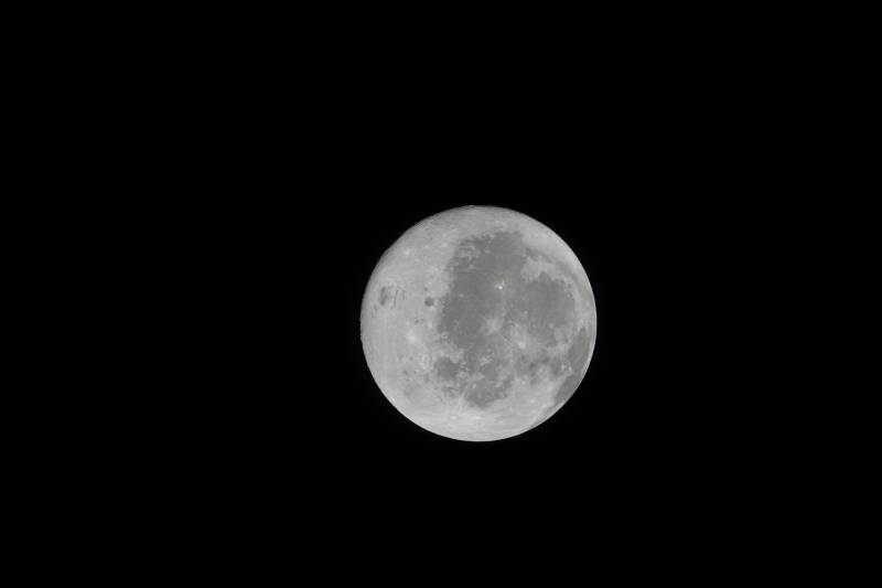 Una vista de la cara visible de la Luna, la cara que siempre vemos desde la Tierra, tomada desde la nave espacial Orión. ©NASA