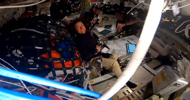 El lunes 6 de abril de 2026, seis días después del inicio de la misión Artemis II, los astronautas de la NASA Reid Wiseman, Victor Glover y Christina Koch, junto con el astronauta de la CSA (Agencia Espacial Canadiense) Jeremy Hansen, superaron el récord de mayor distancia de la Tierra alcanzada por un vuelo espacial tripulado, que había sido establecido anteriormente por la misión Apolo 13 en 1970. Crédito: NASA