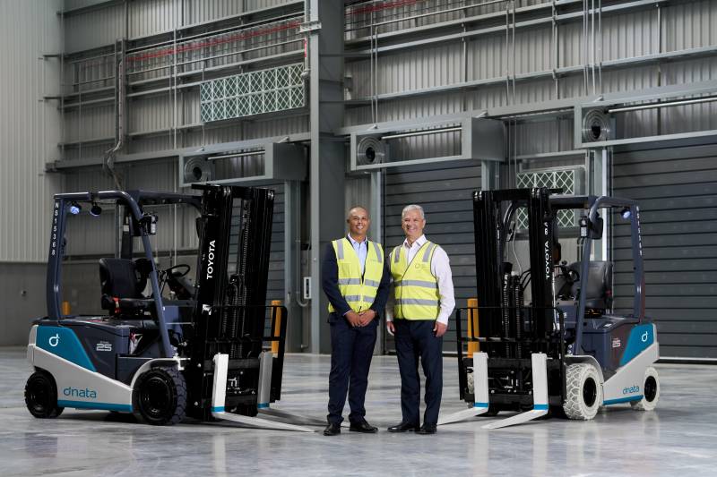 De izquierda a derecha: Keith Filander, director de Carga de dnata Airport Operations - Australia, y Steven Woodlands, director general del Aeropuerto Internacional de Sídney Oeste. ©dnata