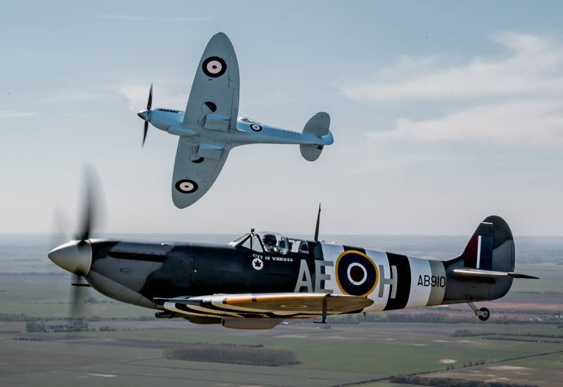 El Spitfire «K5054» durante su traslado a la base de la RAF en Coningsby en el primer vuelo de la gira Spitfire90, junto al Spitfire AB910 de la BBMF. (Foto: Crown Copyright)