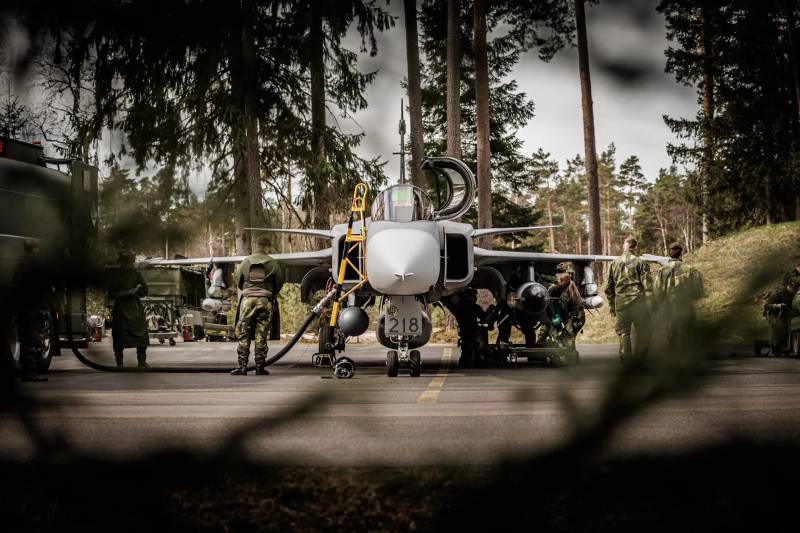 La Fuerza Aérea también sirvió como recurso para los reclutas, a quienes se les pudo evaluar en sus habilidades para preparar los aviones. Foto: Jonas Holmberg/Fuerzas Armadas de Suecia (Försvarsmakten)