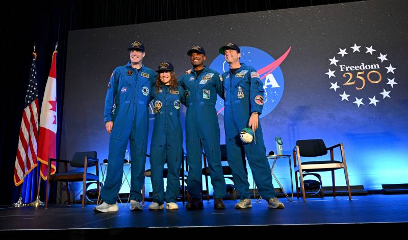 La tripulación de Artemis II, integrada por los astronautas de la NASA Reid Wiseman, Victor Glover y Christina Koch, y el astronauta de la CSA (Agencia Espacial Canadiense) Jeremy Hansen, recibe una calurosa bienvenida en una ceremonia celebrada en el Centro Espacial Johnson de la NASA, en Houston, tras su histórica misión de 10 días alrededor de la Luna y de regreso a la Tierra. ©NASA