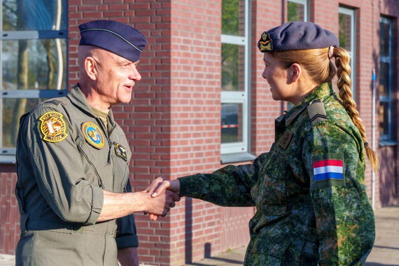 Presentación de la princesa Amalia con el Comandante de la Fuerza Aérea Real, el Teniente General André Steur. ©Ministerio de Defensa de los Países Bajos