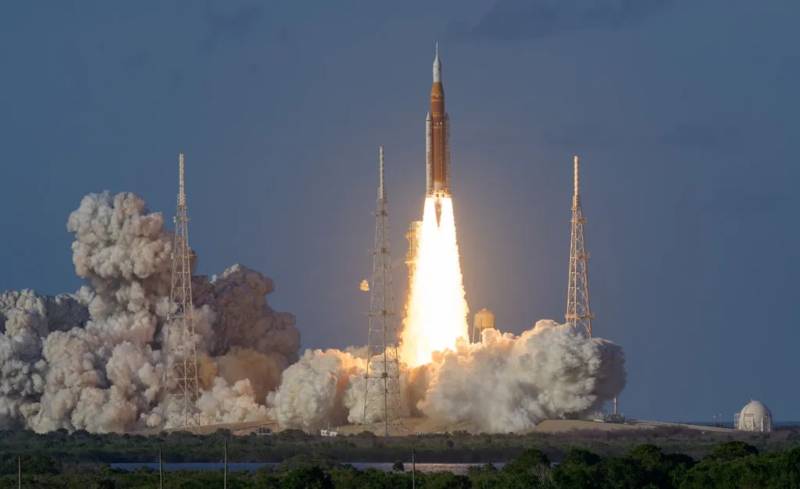 El SLS (Sistema de Lanzamiento Espacial) despega con la tripulación de Artemis II a bordo de la nave espacial Orión el 1 de abril de 2026 desde el Centro Espacial Kennedy de la NASA, en Florida. ©Crédito: NASA/Bill Ingalls