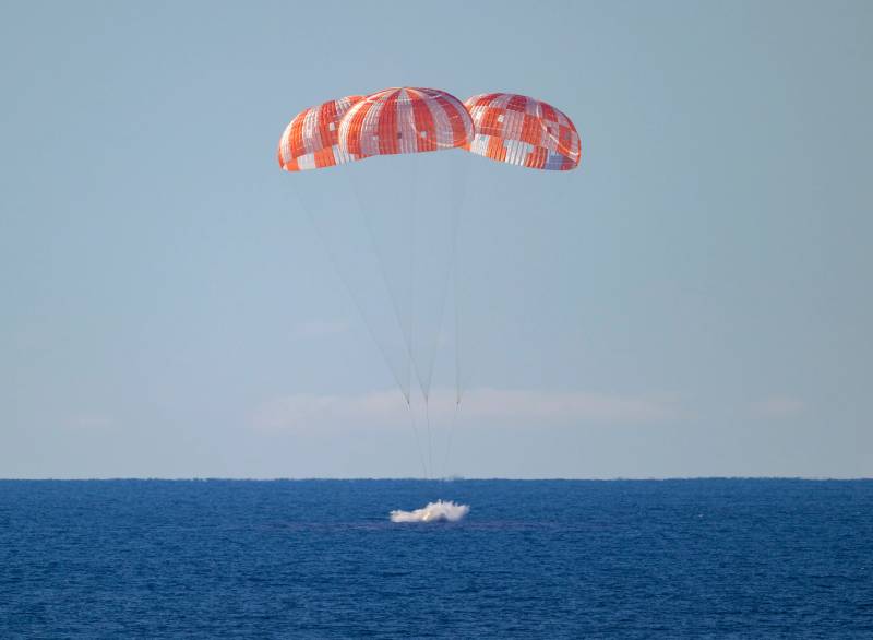 La nave espacial Orión de la NASA, con los tripulantes de la misión Artemis II —los astronautas de la NASA Reid Wiseman, comandante; Victor Glover, piloto; Christina Koch, especialista de misión; y el astronauta de la CSA (Agencia Espacial Canadiense) Jeremy Hansen, especialista de misión— a bordo, se ve al aterrizar en el océano Pacífico frente a la costa de California, el viernes 10 de abril de 2026 a las 8:07 p. m. EDT. La misión Artemis II de la NASA llevó a Wiseman, Glover, Koch y Hansen a un viaje de casi 10 días alrededor de la Luna y de regreso a la Tierra. Tras el amerizaje en , los equipos de la NASA, la Armada de los Estados Unidos y la Fuerza Aérea de los Estados Unidos están trabajando para subir a los tripulantes y la nave espacial Orión a bordo del USS John P. Murtha. ©NASA/Bill Ingalls