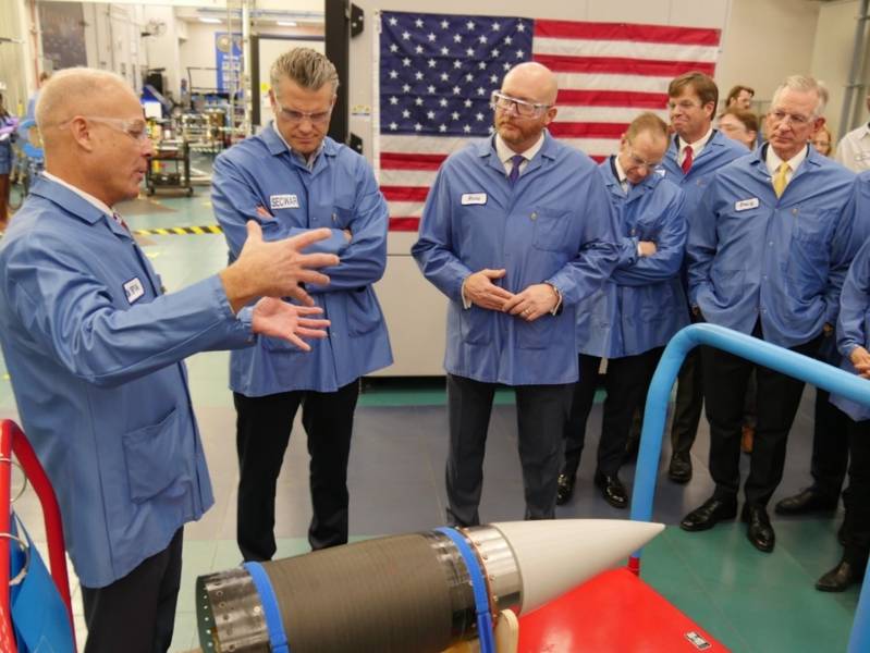 Boeing recibe al secretario de Guerra de EE. UU. en su fábrica de buscadores PAC-3 en Huntsville, Alabama, en diciembre de 2025. (Foto de Boeing)