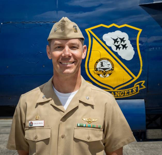 Los Blue Angels anunciaron al comandante para las temporadas 2027 y 2028, el comandante Logan R. Peck, durante una conferencia de prensa celebrada en el Museo Nacional de Aviación Naval, en la Base Aérea Naval de Pensacola, el 14 de abril. Los Blue Angels son el principal escuadrón de demostración aérea de la Armada y el Cuerpo de Marines, y realizan 64 espectáculos en 32 lugares cada año. (Foto de la Armada de los EE. UU. por el especialista en comunicación de masas de 2.ª clase Crayton B. Agnew) 