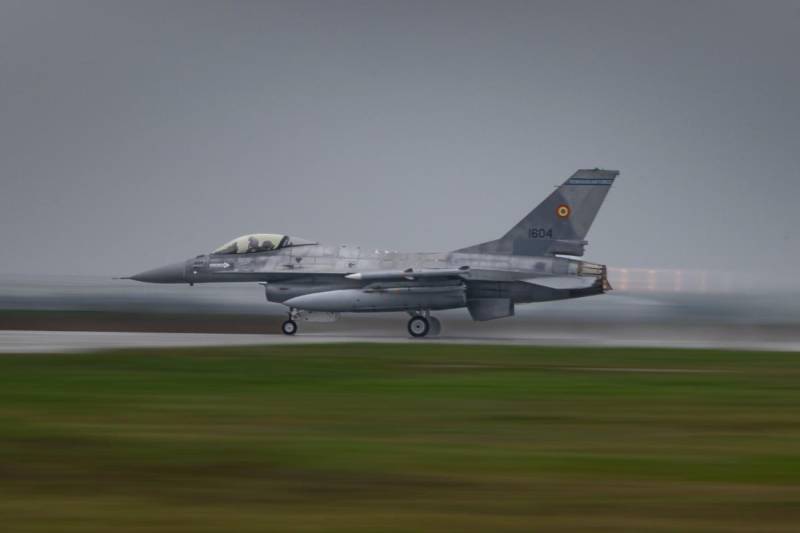 Como parte del enfoque multidominio, AIRCOM contribuyó con aviones Eurofighter Typhoon de la Real Fuerza Aérea Británica (RAF) y aviones F-16 rumanos, que llevaron a cabo operaciones aéreas integradas. Foto cortesía de la Real Fuerza Aérea Británica