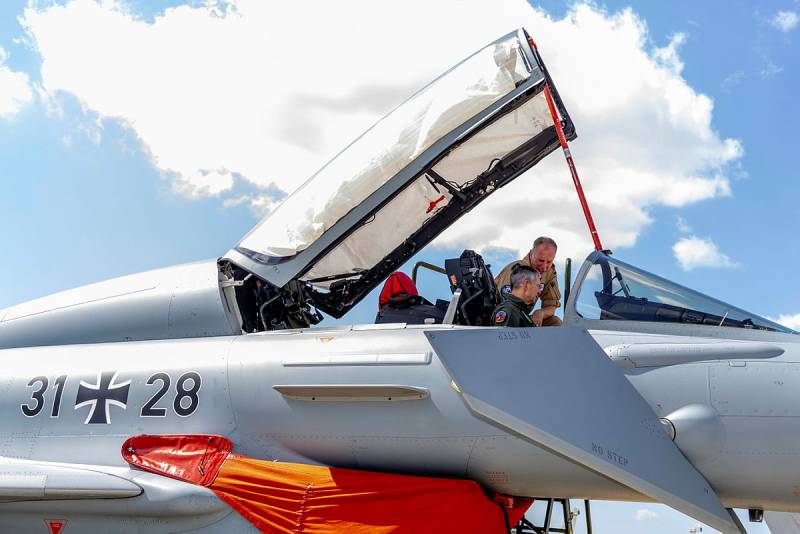 El comandante de la Fuerza Aérea de Australia, el vice mariscal del aire Glen Braz, AM, CSC, DSM, se sienta en un Eurofighter Typhoon de la Fuerza Aérea Alemana durante su visita al destacamento de la Fuerza Aérea Alemana en el marco del ejercicio «Pitch Black 24» en la base de la RAAF en Darwin (Territorio del Norte). ©Departamento de Defensa de Australia