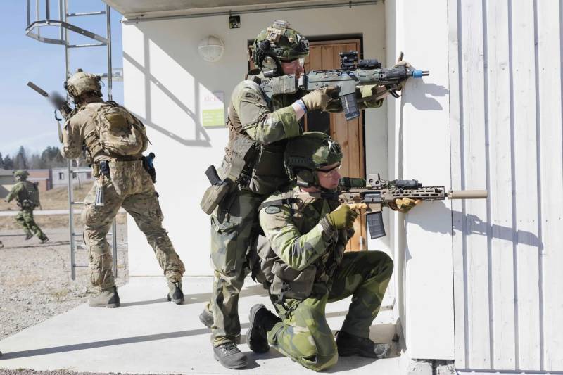 El Grupo de Operaciones Especiales entrena a las unidades de cazadores en combate urbano. Foto: Hannes Holmström / Fuerzas Armadas Suecas (Försvarsmakten)