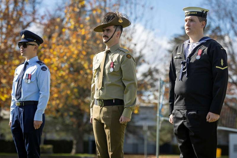 Graduados del Curso de Formación Inicial para el Empleo en el Ejército desfilan durante la ceremonia de graduación celebrada en Fairburn, Canberra. Departamento de Defensa de Australia