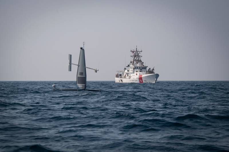 Una embarcación de superficie no tripulada Saildrone Explorer opera junto al buque de respuesta rápida Robert Goldman de la Guardia Costera en el Golfo Arábigo durante el ejercicio Phantom Scope, el 7 de octubre de 2022. Durante el ejercicio bilateral entre Estados Unidos y el Reino Unido, las embarcaciones de superficie no tripuladas operaron en coordinación con buques tripulados y centros de mando naval en Baréin. Imagen: Guardia Costera de EE. UU.