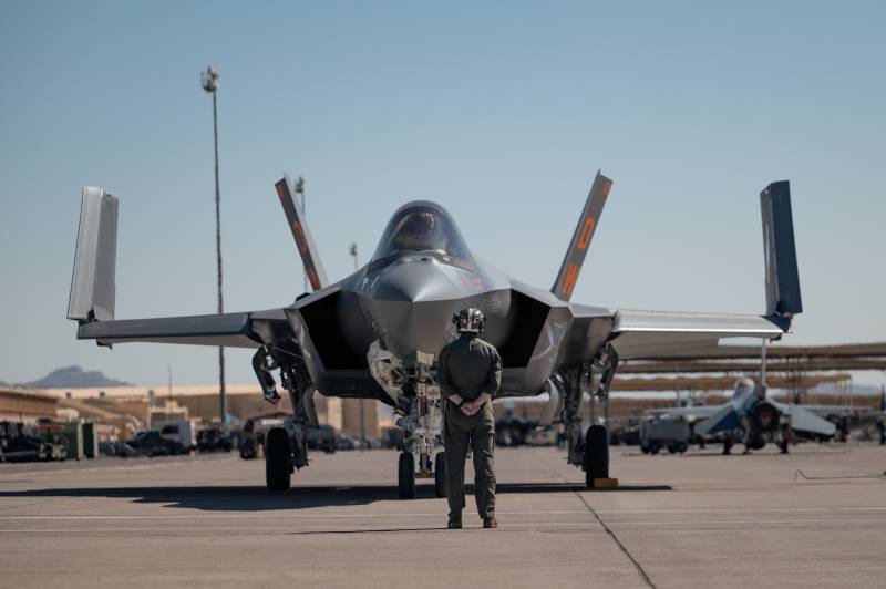 El sargento primero del Cuerpo de Marines de EE. UU. Justin Braun, técnico de líneas eléctricas adscrito al Escuadrón de Caza y Ataque de la Marina (VMFA) 251, 2.ª Ala Aérea de la Marina, Base Aérea del Cuerpo de Marines de Cherry Point, Carolina del Norte, inspecciona un F-35C Lightning II antes de una misión en apoyo del ejercicio Red Flag-Nellis 25-3 en la Base Aérea de Nellis, Nevada, el 22 de julio de 2025. Red Flag fortalece la integración entre los socios de las fuerzas conjuntas para maximizar las capacidades estratégicas, la preparación y la letalidad. (Foto de la Fuerza Aérea de EE. UU. tomada por la aviadora de primera clase Jennifer Nesbitt)
