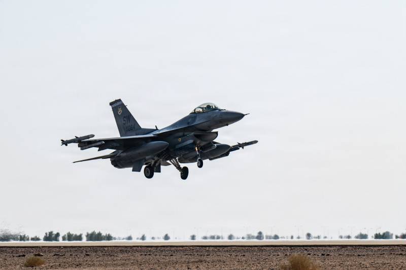 Un avión F-16 Fighting Falcon de la Fuerza Aérea, adscrito al 55.º Escuadrón Expedicionario de Caza, despega en la zona de responsabilidad del Mando Central de las Fuerzas Aéreas de EE. UU., el 15 de octubre de 2025. Seis pilotos de F-16 Fighting Falcon recibieron la Cruz de Vuelo Distinguido por su heroísmo durante la Operación Midnight Hammer. Crédito: Soldado de primera clase de la Fuerza Aérea De’Quan Simmons/USAF