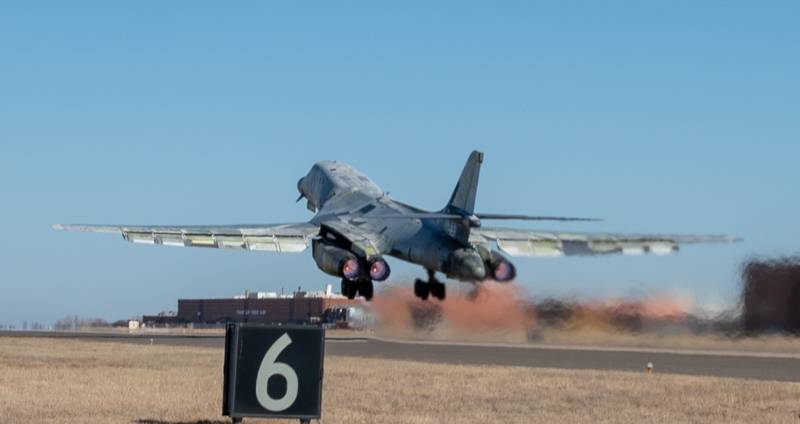 Un B-1B Lancer de la Fuerza Aérea de los Estados Unidos realiza un vuelo de comprobación funcional en la Base Aérea Tinker, Oklahoma, el 26 de febrero de 2026, con una configuración desmontada y con el metal al descubierto. La aeronave se sometió a un exhaustivo mantenimiento en el centro de mantenimiento para volver a ponerla en condiciones operativas. (Foto de la Fuerza Aérea de los Estados Unidos por Courtney Landsberger)