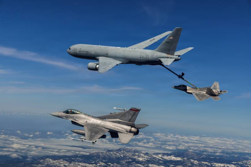 Un KC-46 Pegasus adscrito al 418.º Escuadrón de Pruebas de Vuelo, de la Fuerza Combinada de Pruebas de Alcance Global, reabastece a un F-22 Raptor adscrito al 411.º Escuadrón de Pruebas de Vuelo, de la Fuerza Combinada de Pruebas de Dominio Aéreo, mientras un F-16 adscrito al 416.º Escuadrón de Pruebas de Vuelo, de la Fuerza Combinada de Pruebas de Fundamentos del Poder Aéreo, espera su turno sobre el desierto de Mojave, el 3 de marzo de 2026. Las alianzas entre las Fuerzas Combinadas de Pruebas en la Base Aérea Edwards, California, ayudan a acelerar la capacidad crítica para los combatientes al aprovechar múltiples carteras de programas en conjunto. En este escenario, el avión F-16 operaba como blanco para puntos clave de prueba del F-22 Raptor, mientras que el KC-46 pudo recopilar datos adicionales para las operaciones de reabastecimiento aéreo. (Foto cortesía)