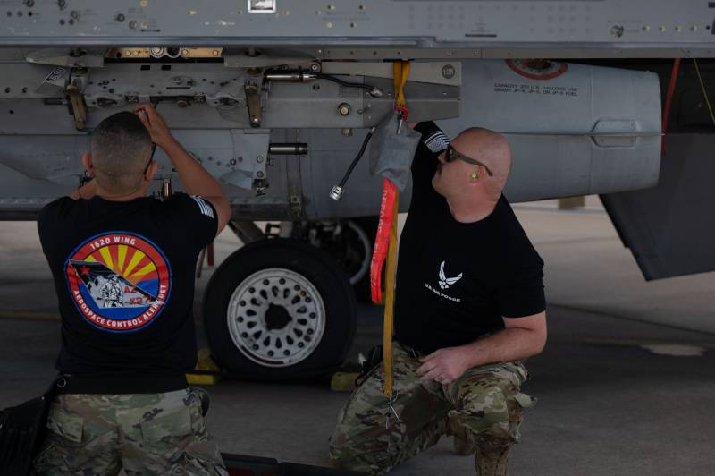 Miembros de la Guardia Aérea Nacional de EE. UU. asignados al Destacamento de Alerta de Control Aeroespacial (ADET) del Ala 162 cargan municiones en un F-16 Fighting Falcon durante la Competencia de Carga de Armas de 2026 en la Base de la Guardia Aérea Nacional de Morris, Arizona, el 1 de mayo de 2026. El ACA DET es una unidad directamente responsable de la defensa del espacio aéreo nacional contra amenazas emergentes de competidores estratégicos. (Foto de la Guardia Aérea Nacional de EE. UU. por el sargento primero Guadalupe Beltrán)