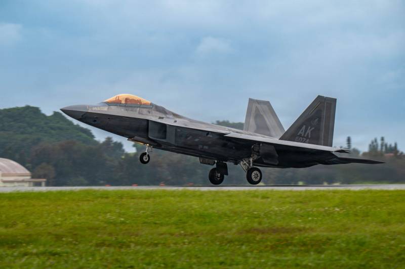 Un F-22 Raptor de la Fuerza Aérea de los Estados Unidos, adscrito al 90.º Escuadrón Expedicionario de Caza de la Base Conjunta Elmendorf-Richardson, en Alaska, despega de la Base Aérea de Kadena, en Japón, el 5 de mayo de 2026. (Foto de la Fuerza Aérea de los Estados Unidos tomada por el soldado de primera clase Nathaniel Jackson)