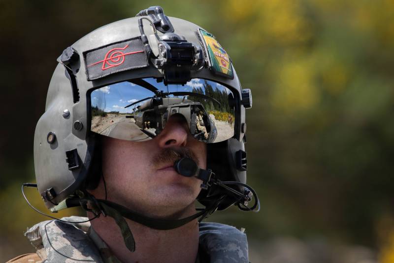 El sargento de primera clase del Ejército Alex Greenwood, adscrito a la Compañía Charlie del 1.er Batallón del 168.º Regimiento de Aviación de la Guardia Nacional de Washington, prepara un helicóptero UH-60 Black Hawk para el despegue con el fin de realizar una operación de entrenamiento con cubetas de agua junto con el Cuerpo de Bomberos y Rescate del Condado de Pierce Central, cerca de Puyallup, Washington, el 7 de mayo de 2026. Las tripulaciones de aviación de la Guardia Nacional del Ejército de Washington se asociaron con el Departamento de Bomberos y Rescate de Central Pierce para fortalecer la preparación para la respuesta a incendios forestales mediante un entrenamiento de certificación en el uso de cubetas de agua y la coordinación aire-tierra. Crédito: Sargento del Ejército Abigail Clark. Imagen Washington National Guard.