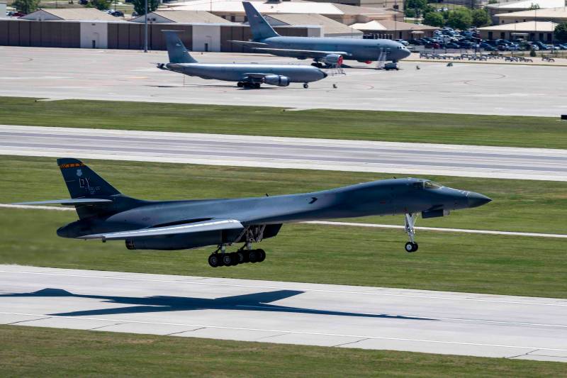 Un B-1B Lancer de la Base Aérea de Dyess, en Texas, despega de la Base Aérea de McConnell, en Kansas, el 11 de mayo de 2026. El Lancer fue sometido a un reemplazo preventivo de su fuselaje intermedio delantero en colaboración con el Instituto Nacional de Investigación Aeronáutica de la Universidad Estatal de Wichita, con el fin de prolongar la vida útil del B-1 y reducir el número de inspecciones necesarias en el futuro. (Foto de la Fuerza Aérea de los EE. UU. tomada por el sargento de primera Joshua Hoskins)