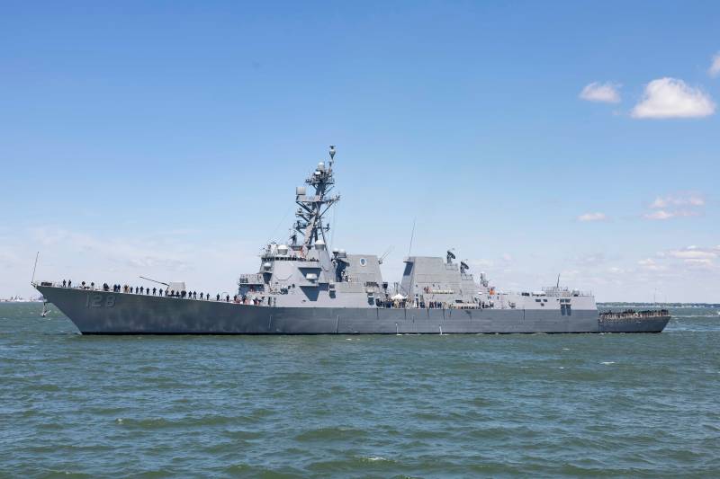 El más nuevo destructor lanzamisiles de la clase Arleigh Burke, el futuro USS Ted Stevens (DDG 128), llega a su futuro puerto base, la Estación Naval de Norfolk, el 15 de mayo de 2026. La Armada de los Estados Unidos pondrá en servicio el futuro USS Ted Stevens (DDG 128) en una fecha que se anunciará más adelante en Whittier, Alaska. (Foto de la Armada de los Estados Unidos tomada por la especialista en comunicación de masas de primera clase Sophie A. Pinkham)