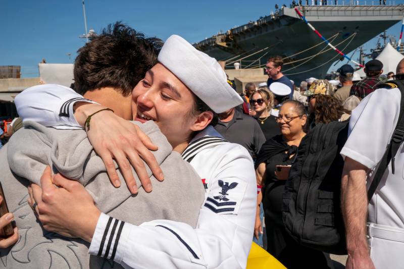 NORFOLK, Virginia – La soldado de segunda clase Ireland Lowe, encargada del equipo de supervivencia de la tripulación aérea y destinada al portaaviones más grande del mundo, el USS Gerald R. Ford (CVN 78), abraza a su familia en el muelle de la Estación Naval de Norfolk, el 16 de mayo de 2026, tras un histórico despliegue de 11 meses con las Flotas 2.ª, 4.ª, 5.ª y 6.ª de los EE. UU. como parte del Grupo de Ataque del Portaaviones Gerald R. Ford. Antes de regresar a Norfolk tras 326 días, la tripulación del Gerald R. Ford llevó a cabo 23 reabastecimientos en el mar y navegó más de 57 713 millas náuticas. La 8.ª Ala Aérea de Portaaviones embarcada registró más de 5760 horas de vuelo y 12 200 despegues. (Foto de la Armada de los EE. UU. por el especialista en comunicación de masas de primera clase Clay M. Whaley)