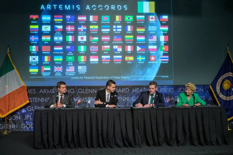 El ministro de Empresa, Turismo y Empleo, Peter Burke, T.D., tercero por la izquierda, firma los Acuerdos Artemis durante una ceremonia con el jefe de gabinete de la Oficina del subsecretario de Estado para Asuntos Económicos, William Cappelletti, a la izquierda; el administrador de la NASA, Jared Isaacman; y la embajadora de Irlanda en los Estados Unidos de América, Geraldine Byrne Nason, a la derecha, el lunes 4 de mayo de 2026, en el edificio de la sede de la NASA Mary W. Jackson en Washington. ©NASA/Bill Ingalls