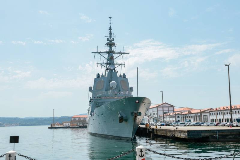 Mantiene en el Arsenal de Ferrol un encuentro con las dotaciones que han participado en el despliegue aliado en el Mediterráneo Oriental para la defensa de Chipre. Foto: Rubén Somonte/MDE
