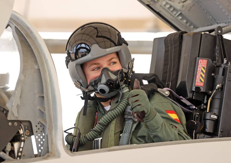 La Princesa de Asturias voló el pasado 22 de abril en un avión reactor F-5 junto a un instructor de la Escuela Militar de Caza y Ataque Ala 23 de la Base Aérea de Talavera la Real (Badajoz), con el objetivo de conocer la preparación de los alumnos de quinto curso, dentro de la formación incluida en su plan de estudios.  © Casa de S.M. el Rey
