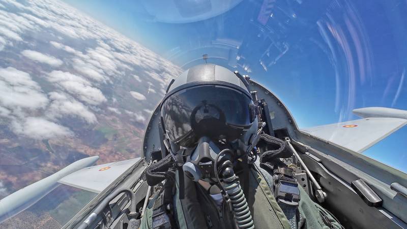 La Princesa de Asturias voló el pasado 22 de abril en un avión reactor F-5 junto a un instructor de la Escuela Militar de Caza y Ataque Ala 23 de la Base Aérea de Talavera la Real (Badajoz), con el objetivo de conocer la preparación de los alumnos de quinto curso, dentro de la formación incluida en su plan de estudios. © Casa de S.M. el Rey