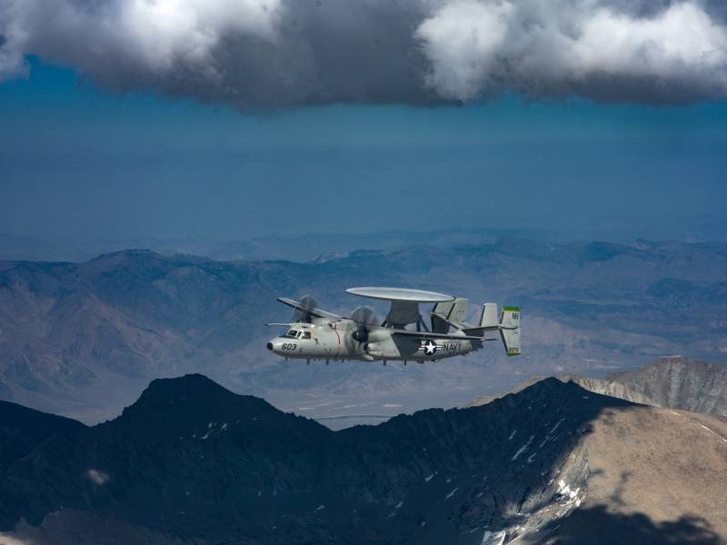 El E-2D ofrece una visión de vigilancia de 360 grados de miles de objetivos tanto en tierra como en el mar. (Crédito de la foto: Northrop Grumman)
