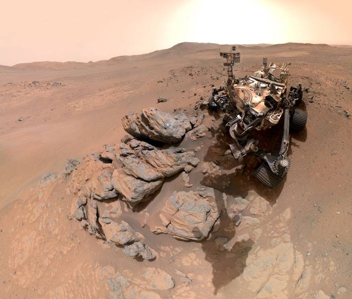 En esta versión de la selfie, el rover parece estar mirando a la cámara. ©NASA