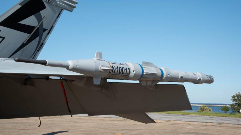 Un sistema de entrenamiento de combate táctico (TCTS II) instalado en un F/A-18 Super Hornet. El TCTS II ofrece un enlace de datos encriptado y entrenamiento integrado en entornos reales, virtuales y simulados, con el fin de proporcionar un entorno de entrenamiento de combate más seguro y basado en datos para las alas aéreas de portaaviones. ©US Navy