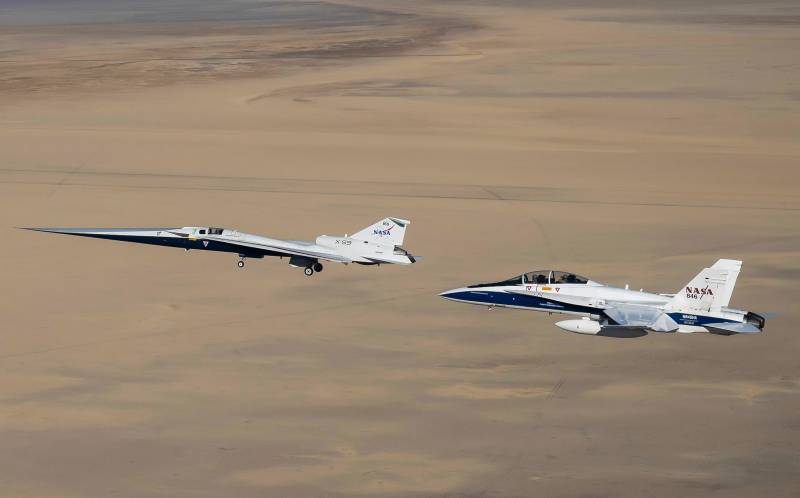 El avión de investigación supersónico silencioso X-59 de la NASA sobrevuela Palmdale y Edwards, en California, durante su primer vuelo el martes 28 de octubre de 2025, acompañado por un avión de investigación F/A-18 de la NASA que actúa como avión de escolta. ©NASA/Jim Ross
