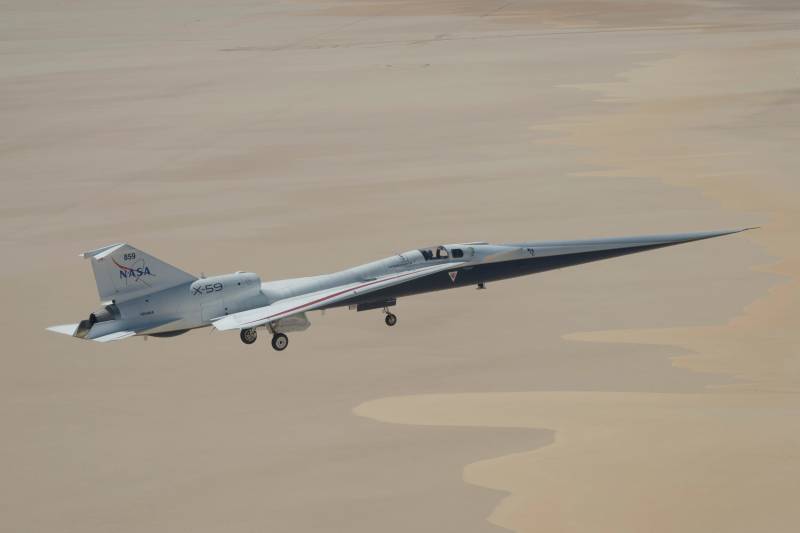 El avión de investigación supersónico silencioso X-59 de la NASA sobrevuela el lago seco Rogers, cerca del Centro de Investigación de Vuelo Armstrong de la NASA en Edwards, California, el martes 12 de mayo de 2026. La NASA sigue ampliando el ámbito de vuelo de la aeronave mediante una serie de vuelos a menor altitud y velocidad, como preparación para las próximas pruebas de vuelo a velocidades superiores a la del sonido. ©NASA/Jim Ross
