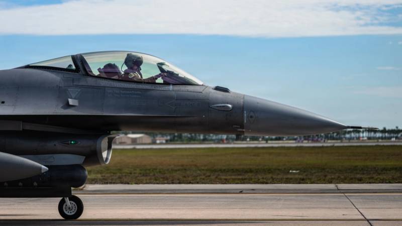 Un F-16C Fighting Falcon de la Fuerza Aérea de los Estados Unidos, adscrito al 180.º Ala de Caza de la Guardia Nacional Aérea de Ohio, rueda por la pista en la Base Aérea de Tyndall, Florida, durante el ejercicio «Checkered Flag 26-2», el 30 de abril de 2026. Checkered Flag sumerge a las tripulaciones en escenarios de alta intensidad, poniendo a prueba su capacidad para ejecutar la misión mientras se integran con múltiples generaciones de aeronaves. (Foto de la Fuerza Aérea de los EE. UU. tomada por el aviador superior Zeeshan Naeem)