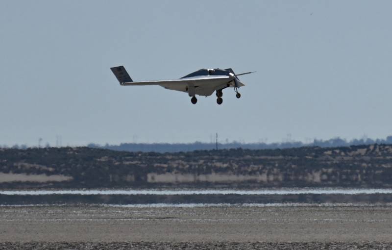 El avión experimental híbrido-eléctrico XRQ-73 SHEPARD de la DARPA despega desde la Base Aérea Edwards, en California. Fuente: Northrop Grumman
