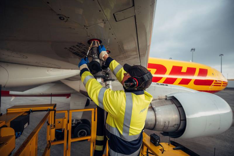 Avión de carga de DHL siendo reabastecido de combustible ©DHL