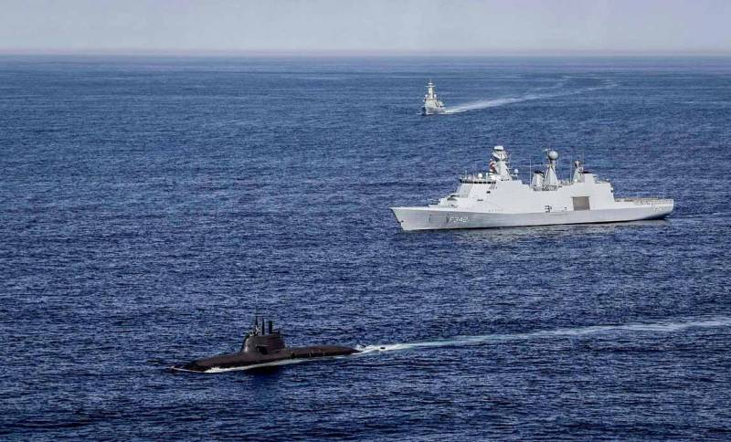La fragata danesa Esbern Snare está realizando ejercicios de entrenamiento con unidades de varios países de la OTAN. Entre ellas se encuentran submarinos, que se aprecian en primer plano. Foto: OTAN