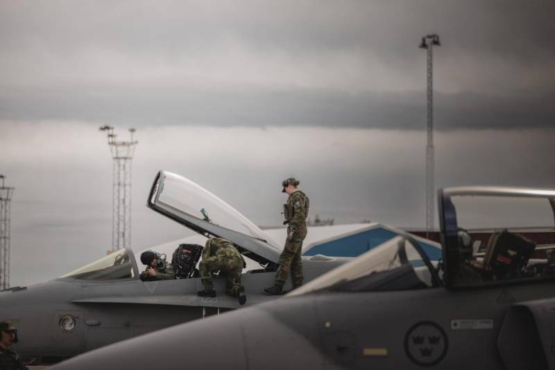 Un técnico de mantenimiento finlandés prepara a la tripulación aérea para una salida durante el ejercicio AURORA 26, el 6 de mayo. El ejercicio se llevó a cabo del 27 de abril al 13 de mayo en Suecia, el mar Báltico y Gotland, y reunió a unos 18 000 participantes de 13 países. Foto cortesía de las Fuerzas Armadas de Suecia.