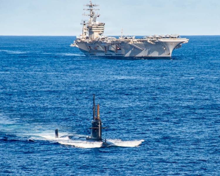 El submarino de ataque diésel-eléctrico de clase Scoprène de la Armada de Brasil, el BNS Humaita (S 41), navega en formación junto al portaaviones de clase Nimitz USS Nimitz (CVN 68), que forma parte del Grupo de Ataque del Portaaviones Nimitz, durante un ejercicio marítimo bilateral en el Océano Atlántico, el 13 de mayo de 2026. El Nimitz está desplegado como parte de la operación Southern Seas 2026, cuyo objetivo es mejorar la capacidad, la interoperabilidad y fortalecer las alianzas marítimas con países de toda la región a través de intercambios y cooperación conjuntos, multinacionales e interinstitucionales. (Foto de la Armada de los EE. UU. tomada por el especialista en comunicación de masas de segunda clase Jaron Wills)
